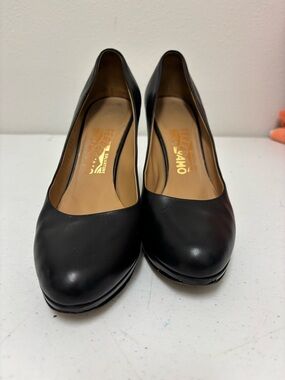 Salvatore Ferragamo Black Leather Round-Toe Pumps